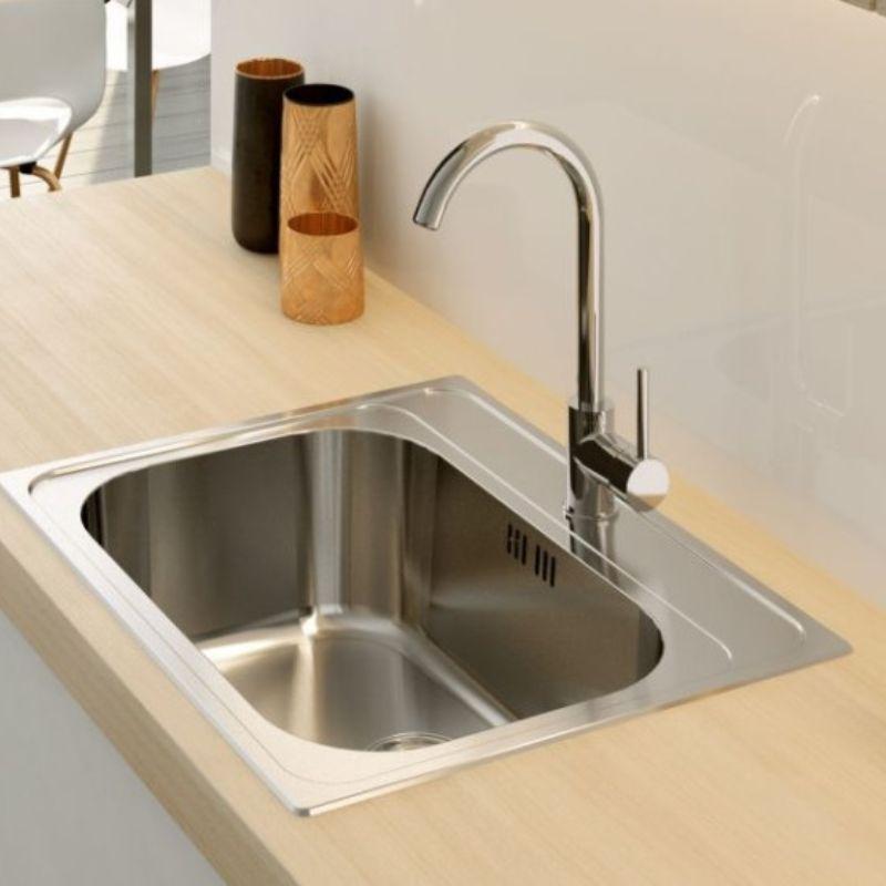 Slavina montirana na sudoperu – moderna kuhinjska instalacija