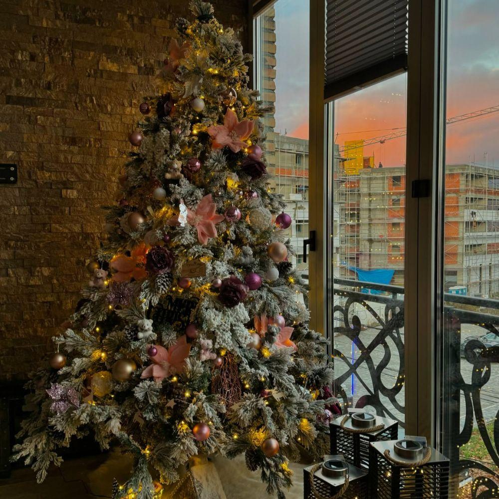 snezna-jelka-u-prostoriji.jpg – Novogodišnja jelka postavljena u prazničnom enterijeru